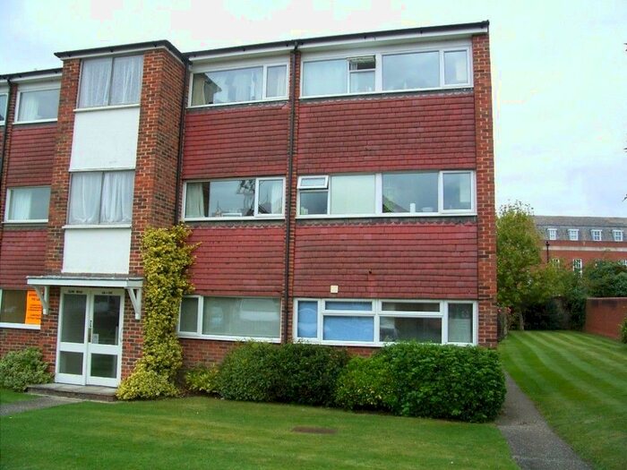 2 Bedroom Flat To Rent In Elms Road, Wokingham, RG40
