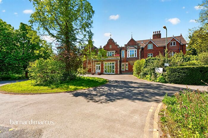 2 Bedroom Flat For Sale In Honeywood Walk, Carshalton, SM5