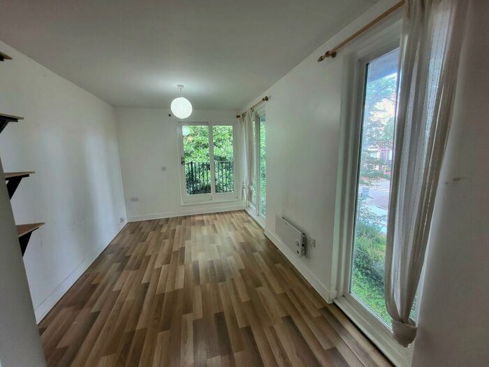 2 Bedroom Flat To Rent In Brantingham Road, Whalley Range, Manchester, M16