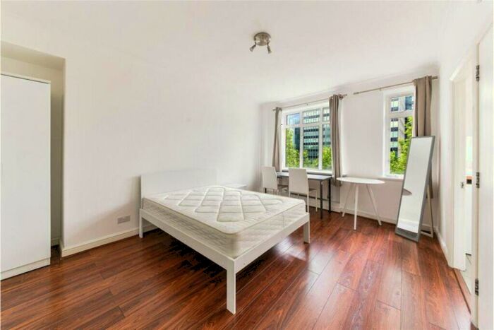 Flat To Rent In Warren Court, Euston Road, London, NW1
