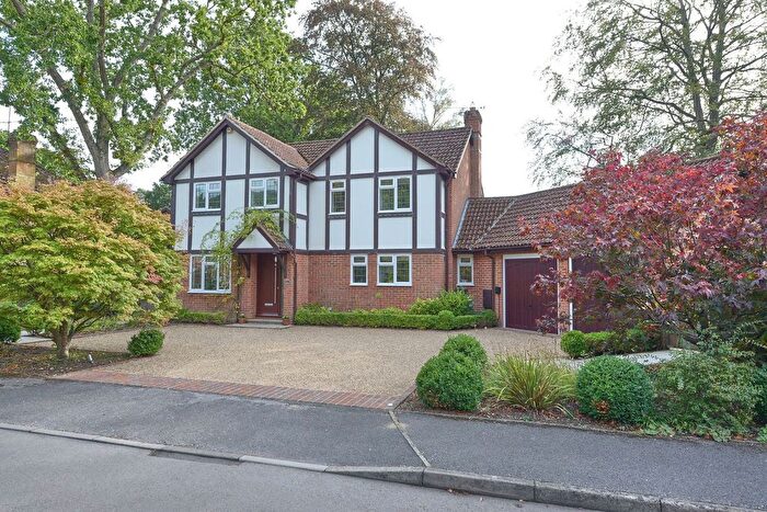 4 Bedroom Detached House For Sale In Howard Drive, Farnborough, GU14