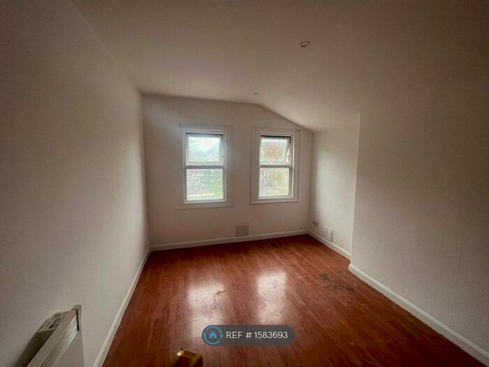 Studio To Rent In Colmer Road, London, SW16