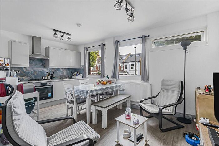 2 Bedroom Flat For Sale In Earlsfield Road, London, SW18