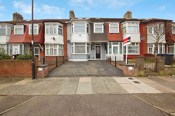 4 Bedroom Terraced House For Sale In Kendal Avenue, London, N18