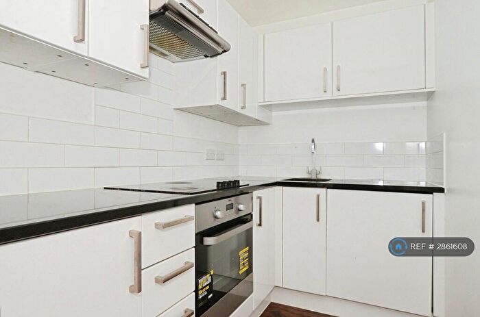 Studio To Rent In Imperial Drive, Harrow, HA2