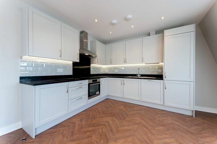 1 Bedroom Flat To Rent In High Street, Shepperton, TW17