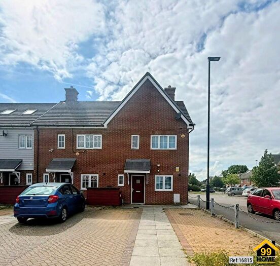 3 Bedroom End Of Terrace House For Sale In Foxley Road, Slough, Berkshire, SL2