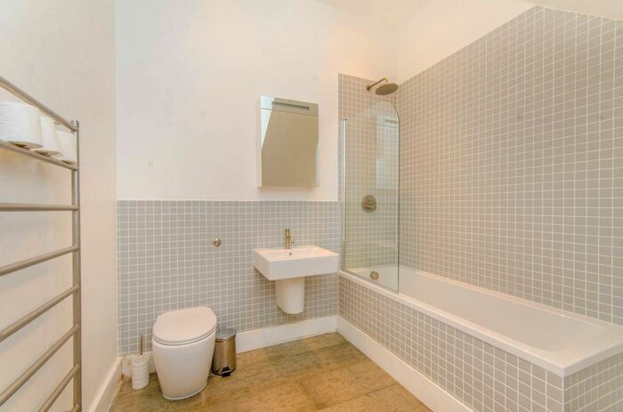 2 Bedroom Flat To Rent In Great Sutton Street, Clerkenwell, London, EC1V