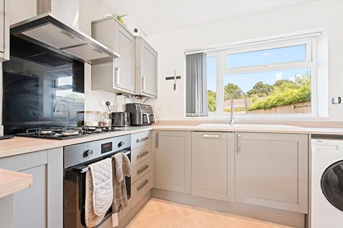 3 Bedroom Terraced House For Sale In Fairview Drive, Broadstone, BH18 - Photo 4