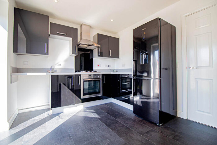 2 Bedroom End Of Terrace House To Rent In Shinewater Park, HU7
