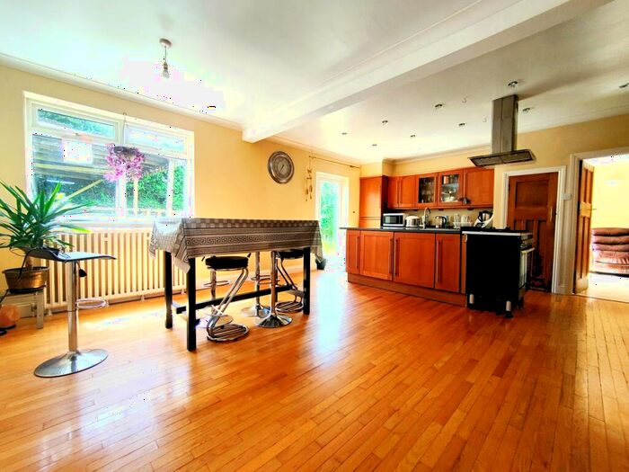 2 Bedroom Bungalow To Rent In Cockmannings Road, Orpington, BR5