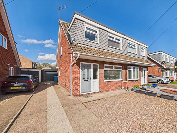 3 Bedroom Semi-Detached House For Sale In Hathersage Road, Hull, HU8