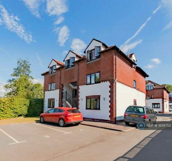 2 Bedroom Flat To Rent In Bassetsbury Lane, High Wycombe, HP11