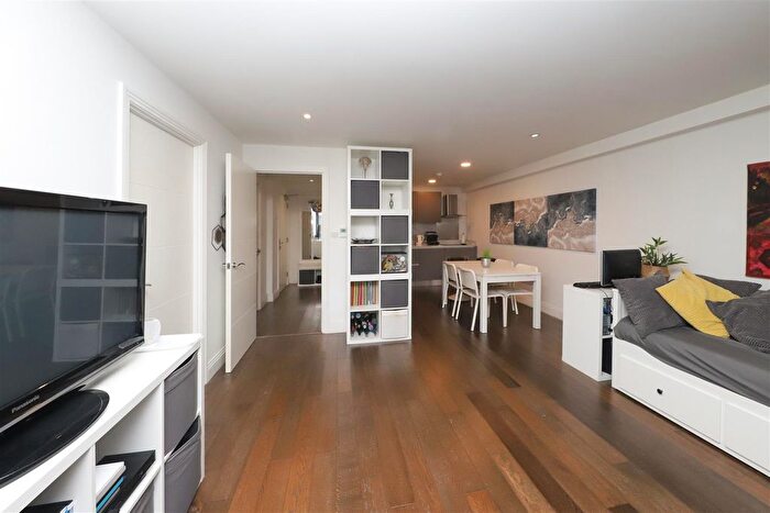 1 Bedroom Flat For Sale In Jessop Court, Brindley Place, UB8