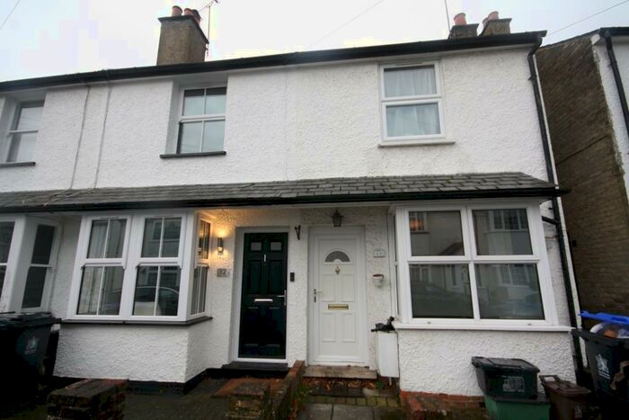 2 Bedroom Property To Rent In Pinewood Close, Gerrards Cross, SL9