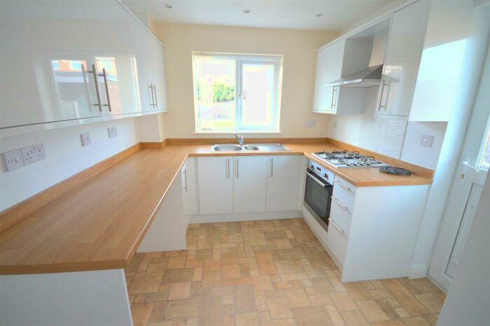 3 Bedroom Semi-Detached House To Rent In Twickenham Close, Halfway, S20