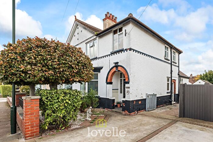 3 Bedroom Semi Detached House For Sale In Lindum Road, Cleethorpes, DN35