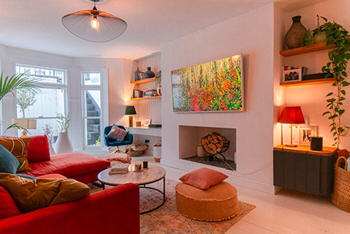 2 Bedroom Flat To Rent In Sinclair Gardens, Holland Park, W14