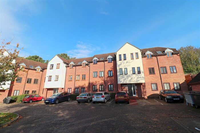 2 Bedroom Flat To Rent In Mill Court, Braintree, CM7