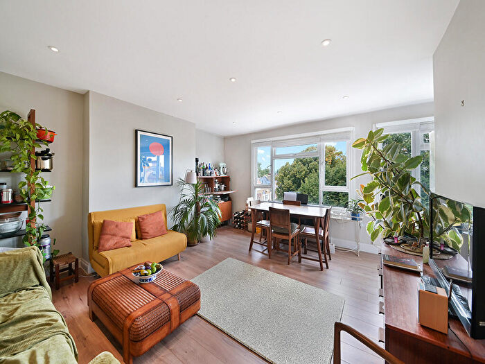 2 Bedroom Apartment To Rent In The Gardens, East Dulwich London, SE22