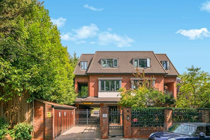 3 Bedroom Apartment To Rent In Ashley Lane, Hendon, NW4