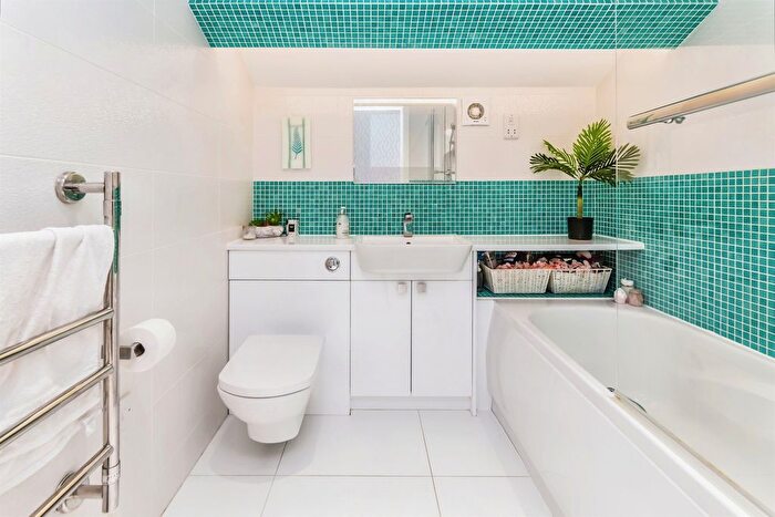 2 Bedroom Flat For Sale In Cantelupe Road, East Grinstead, RH19