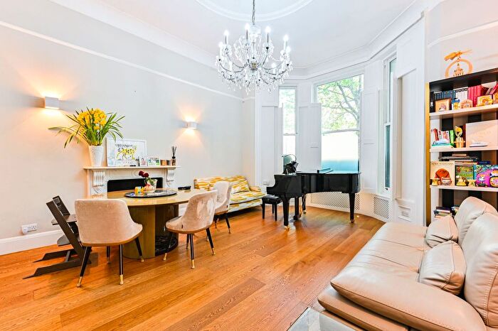 2 Bedroom Flat To Rent In Cromwell Road, Kensington, London, SW5
