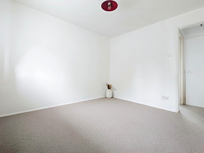 1 Bedroom Terraced House To Rent In Jubilee Road, HP11