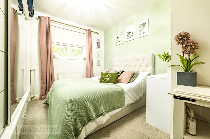 2 Bedroom Flat For Sale In Factory Lane, Milnsbridge, Huddersfield, West Yorkshire, HD3