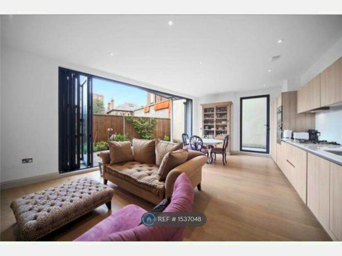 3 Bedroom Flat To Rent In York Road, London, SW11