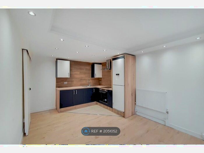 2 Bedroom Flat To Rent In Springfield House, London, SE5