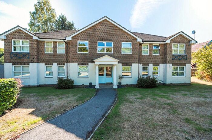 1 Bedroom Apartment For Sale In Pear Tree Court, The Maultway North, Camberley, Surrey, GU15