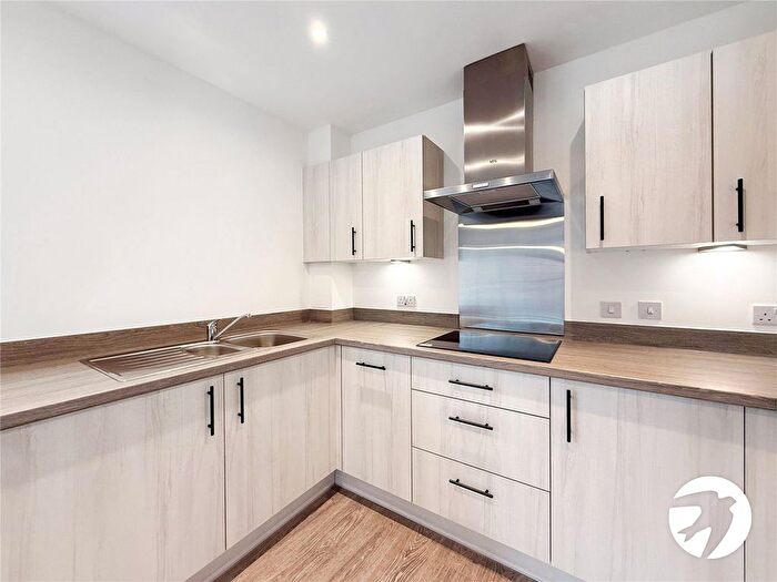 2 Bedroom Flat To Rent In Batesford Close, Kings Hill, West Malling, Kent, ME19