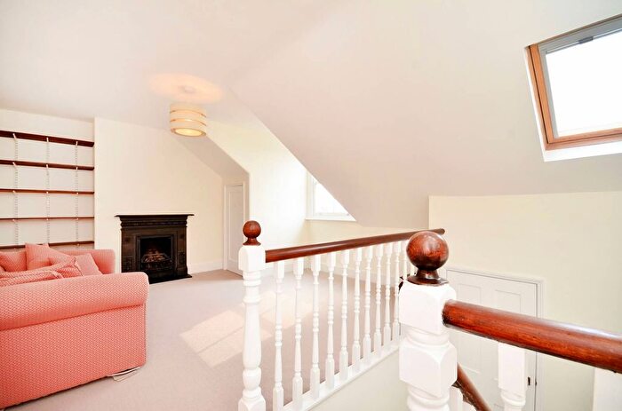1 Bedroom Flat To Rent In Linden Gardens, Chiswick, London, W4