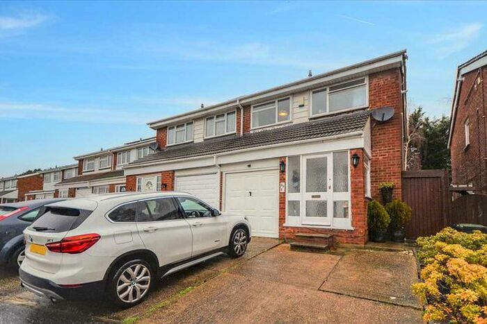 3 Bedroom Semi-Detached House To Rent In View Close, IG7