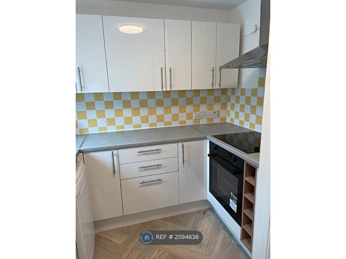 2 Bedroom Flat To Rent In Burhill Grove, Pinner, HA5