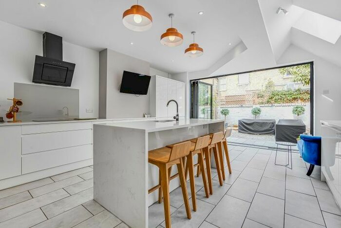 3 Bedroom Flat To Rent In Kingwood Road, London, SW6