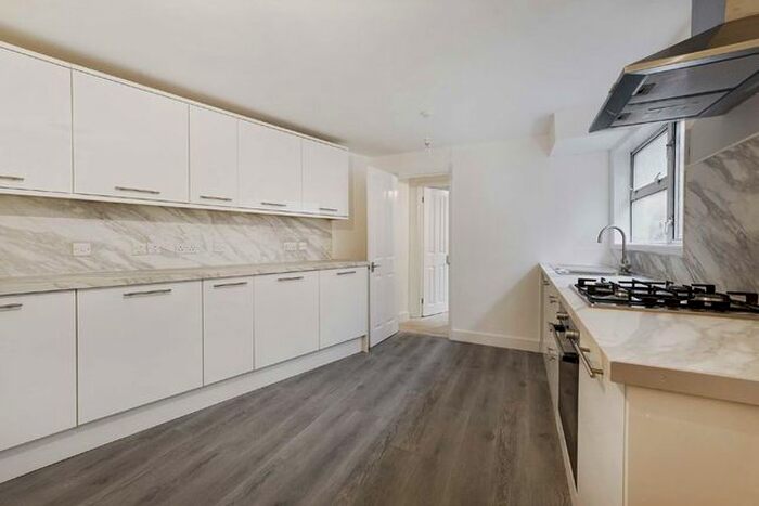 3 Bedroom Flat To Rent In Clapham High Street, London, SW4