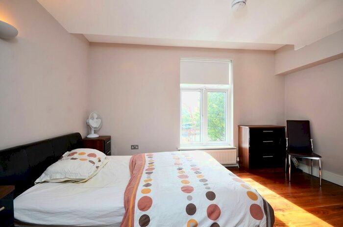 1 Bedroom Flat To Rent In Chiswick High Road, Chiswick, London, W4
