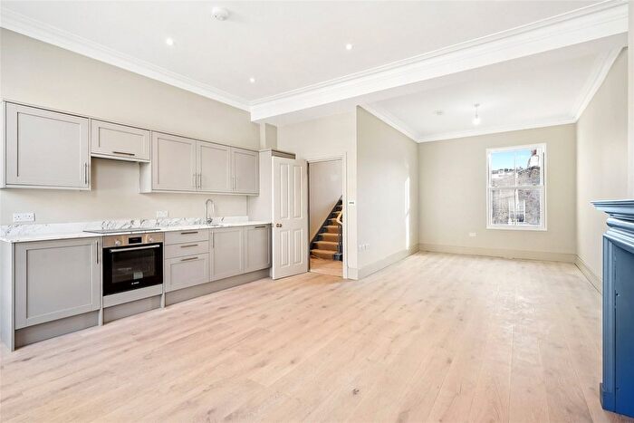 3 Bedroom Flat To Rent In Redburn Street, London, SW3
