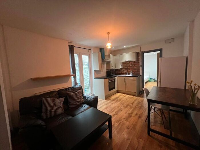 1 Bedroom Flat To Rent In Glenroy Street, Cardiff, CF24