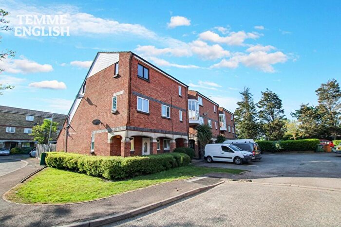2 Bedroom Flat For Sale In Calvert Drive, Basildon, SS13