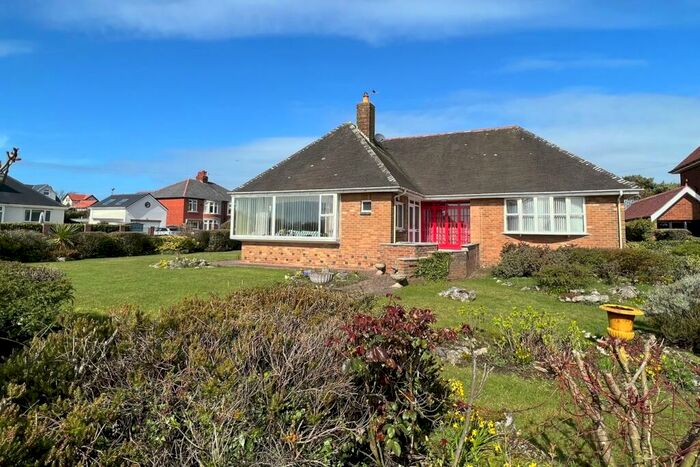 2 Bedroom Detached Bungalow For Sale In Inner Promenade, Fairhaven, Lytham St Annes, FY8