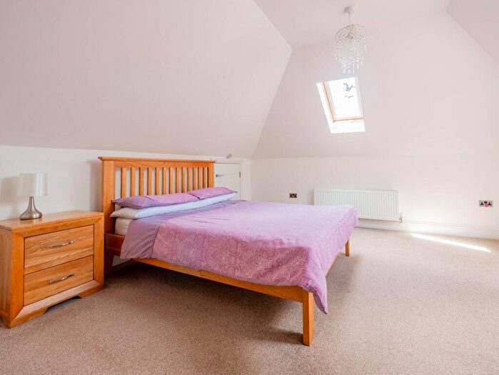 3 Bedroom Flat For Sale In Lansdowne Drive, Rayleigh, SS6