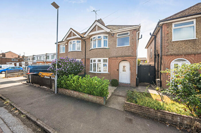 3 Bedroom Semi-Detached House For Sale In Britain Street, Dunstable, LU5