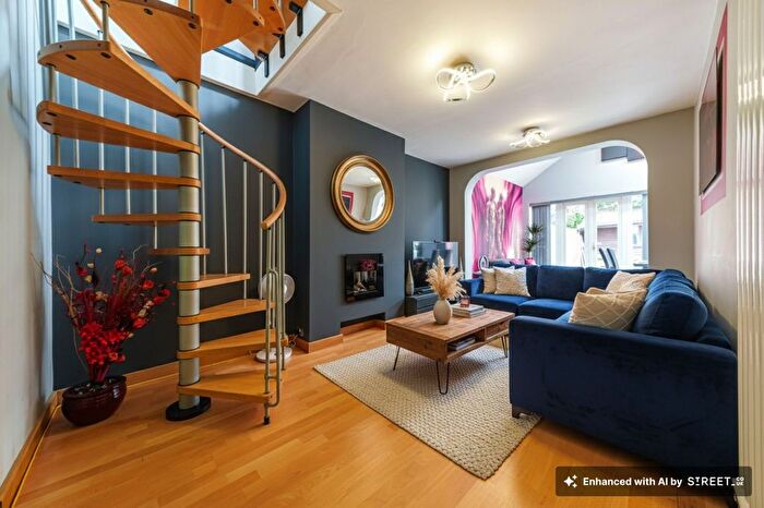 2 Bedroom Semi-detached Bungalow For Sale In Sandown Way, Northolt, UB5