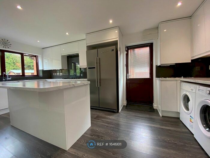 4 Bedroom Detached House To Rent In Beacon Court, Furzton, Milton Keynes, MK4