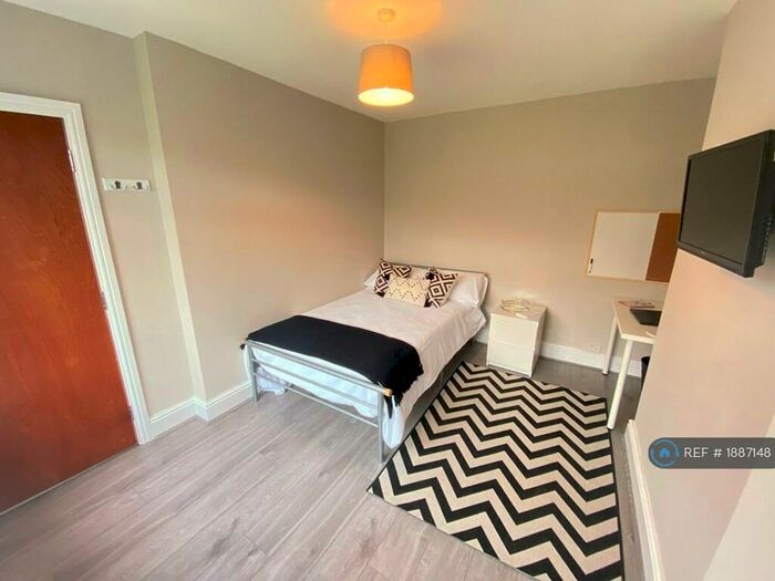 4 Bedroom Semi-Detached House To Rent In Thompson Avenue, Ormskirk, L39