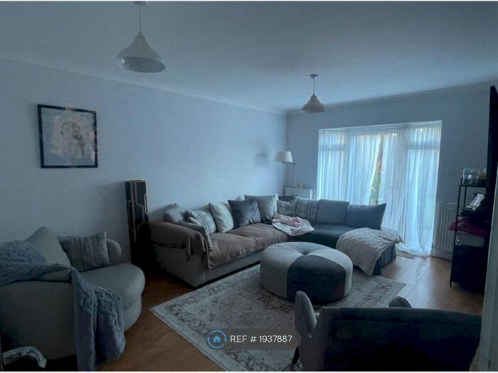 2 Bedroom Flat To Rent In The Vineries, London, N14