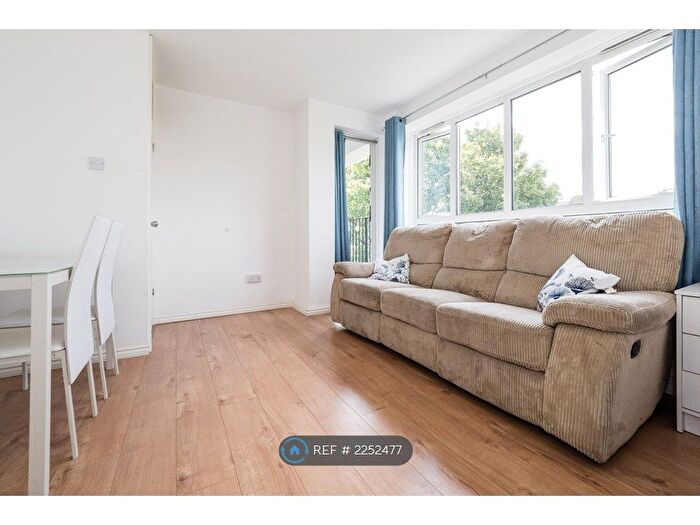3 Bedroom Flat To Rent In Bennett Court, London, N7